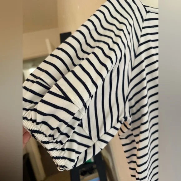 Free Assembly Balloon Sleeve Tee 🤍 - Picture 4 of 5